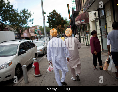 Zwei indische Sikh Männer Fuß auf der Straße 26. August 2010 in Jackson Heights, Queens, New York. Stockfoto