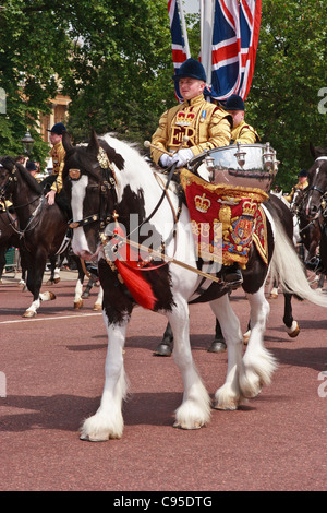 Haushalt Kavallerie montiert Regimental Band mit Kesseltrommel während der Trooping die Farbe, Buckingham Palace, London. Stockfoto