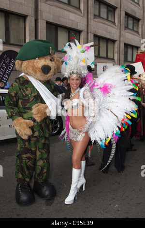 Oberbürgermeister zeigen, City of London, 2011, Samba Tänzerin mit Soldatischen Maskottchen Stockfoto