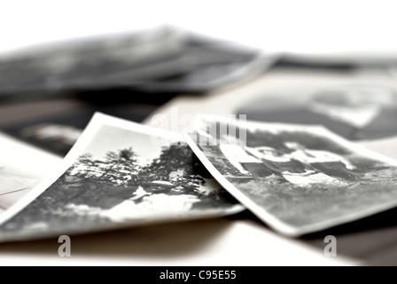 Nahaufnahme von einem Haufen von Vintage Familienfotos Stockfoto