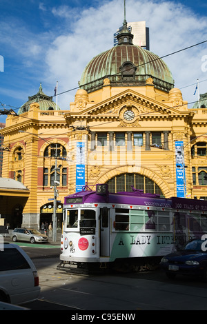 Eine Straßenbahn geht der Bahnhof Flinders Street im Zentrum von Melbourne, Victoria, Australien Stockfoto