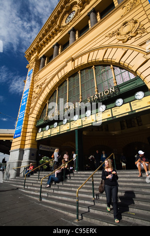 Pendler auf den Stufen des Flinders Street Station im Zentrum von Melbourne, Victoria, Australien Stockfoto