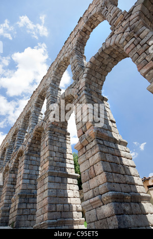 Das römische Aquädukt von Segovia, Spanien. eine erstaunliche 28,5 Meter (93,5 Fuß) über dem kleinen Dorf unten hoch. Stockfoto