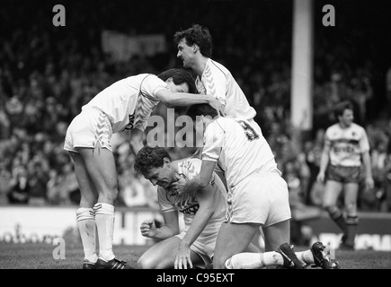 Tottenham Hotspur gegen Watford 04.11.87 Clive allen feiert sein Ziel mit Steve Hodge, Chris Waddle und Paul allen. FA Cup 1987 Halbfinale Stockfoto