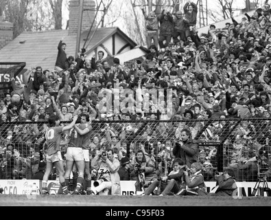 Everton V Luton Town FA-Cup-Halbfinale im Villa Park 13.04.85 Everton-Spieler feiern den Siegtreffer vor fans Stockfoto