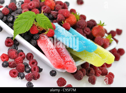 bunte Eis-Pops mit frischen Himbeeren und Brombeeren Stockfoto