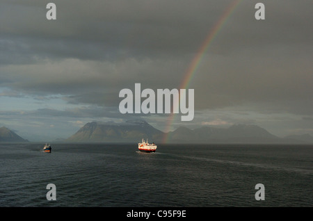 Regenbogen über norwegische Fjorde in der Nähe von Tromsø in Norwegen Stockfoto