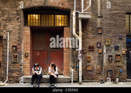 Arbeitnehmer haben eine Pause in einem der Melbourner Gassen, gesäumt von street-Art. Melbourne, Victoria, Australien Stockfoto