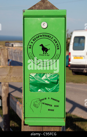 Eine Taschenkollektion Pooper Scooper Punkt an der Küste in der Nähe von Abbotsbury in Dorset, England. Stockfoto