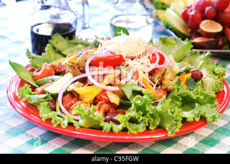 Teller mit Tortellini-Gemüse-Salat im restaurant Stockfoto