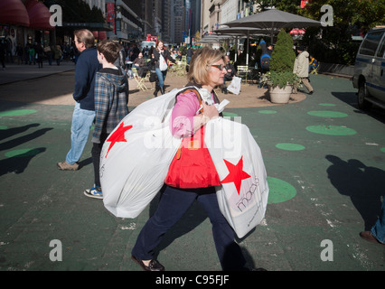 Shopper mit ihren Käufen von Macys am Herald Square in New York Stockfoto