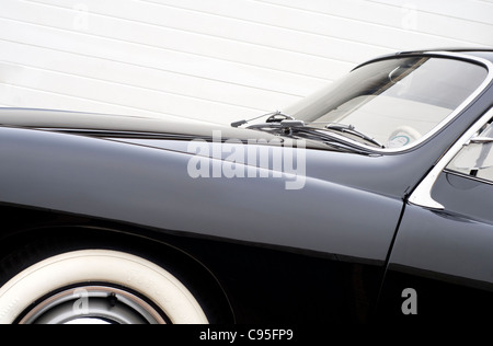 Detail von einem schwarzen, 1950er Jahre VW Karmann Ghia Oldtimer Stockfoto