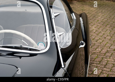 Detail von einem schwarzen, 1950er Jahre VW Karmann Ghia Oldtimer Stockfoto