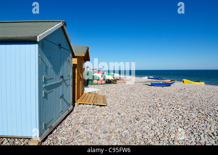 Umkleidekabinen am Strand mit Blick auf den Ärmelkanal in Budleigh Salterton, Devon, England. Stockfoto