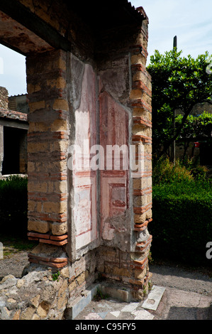 Reich verzierte Putz an den Wänden der Eingang zu dem Kryptoportikus des Hauses des Hirsches, Herculaneum Stockfoto