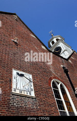 Sonnenuhr an der Wand des Königs Charles der Märtyrer-Kirche in der Nähe von The Pantiles, Royal Tunbridge Wells, Kent, England Stockfoto