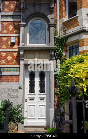 Tür von einem Jugendstil-Stadthaus im Stadtteil EU, Brüssel, Belgien Stockfoto