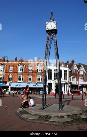 Millennium-Uhr mit Victoria Place Einkaufszentrum hinter Fiveways, Grosvenor Road, Royal Tunbridge Wells, Kent, England Stockfoto