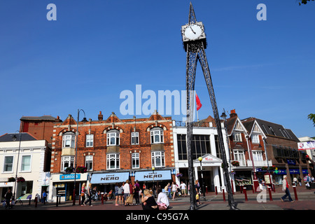 Millennium-Uhr, Victoria Place Einkaufszentrum hinter Fiveways, Grosvenor Road, Royal Tunbridge Wells, Kent, England Stockfoto