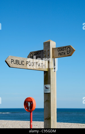 Küstenweg Zeichen gegen einen klaren blauen Himmel an der Südküste von Devon, bei Budleigh Salterton England. Stockfoto