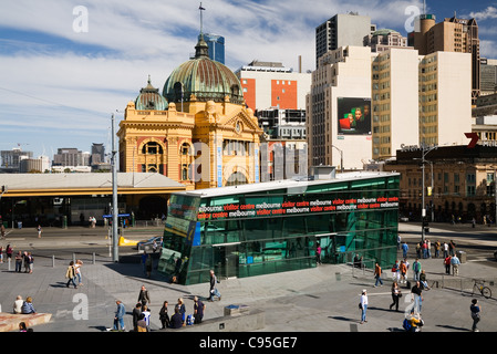 Die Visitor Information Centre und Flinders Street Station im Zentrum von Melbourne, Victoria, Australien Stockfoto