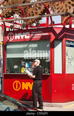 Reifen Sie Mann im touristischen Kiosk, Chinatown, NYC Stockfoto