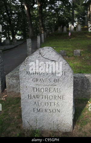 Melden Sie sich an Stein bei Sleepy Hollow Cemetery, in Richtung der Gräber von berühmten Autoren lebte in Concord, Massachusetts Stockfoto