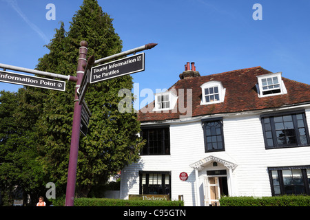 Melden Sie sich zum Pantiles and Thackeray's Restaurant, einem typischen Gebäude im kentischischen Stil mit weiß gestrichenen Wetterbrettern, Tunbridge Wells, Kent, England Stockfoto