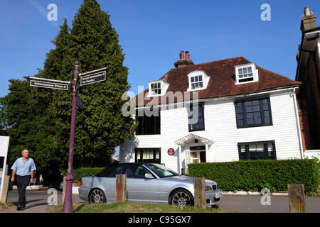 Melden Sie sich zum Pantiles and Thackeray's Restaurant, einem typischen Gebäude im kentischischen Stil mit weiß gestrichenen Wetterbrettern, Tunbridge Wells, Kent, England Stockfoto