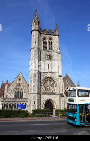 Arriva-Doppeldecker-Bus vorbei an St Johns Kirche, Royal Tunbridge Wells, Kent, England Stockfoto