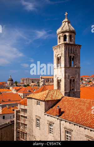 Glockenturm der Kirche und Orange Dächer der alten Stadt Dubrovnik Dalmatien Kroatien Stockfoto