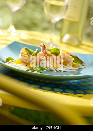 Shrimps-Salat serviert mit Weißwein im freien Stockfoto