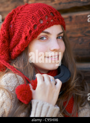 Porträt eines jungen Mädchens trägt einen roten Hut und Himmel Brille. Stockfoto