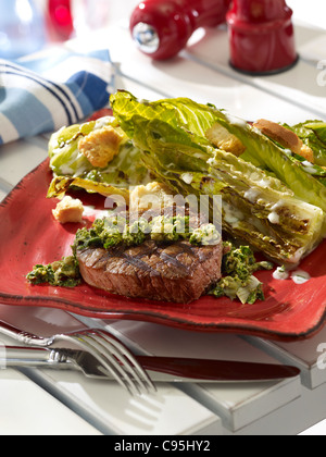 Filet Mignon Abendessen mit Welke Caesar Salat Stockfoto