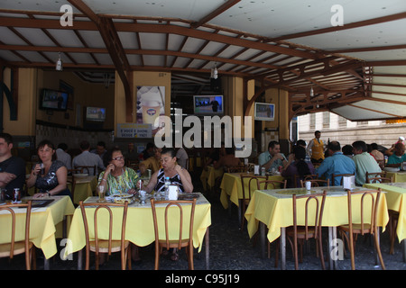 Die Amarelinho Bar und Restaurant im Praça Floriano in Rio De Janeiro, Brasilien Stockfoto