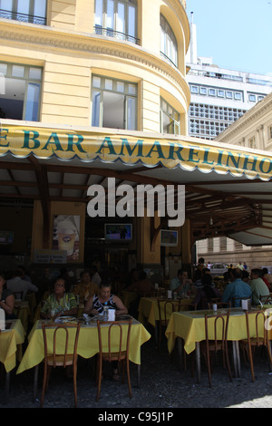 Die Amarelinho Bar und Restaurant im Praça Floriano in Rio De Janeiro, Brasilien Stockfoto