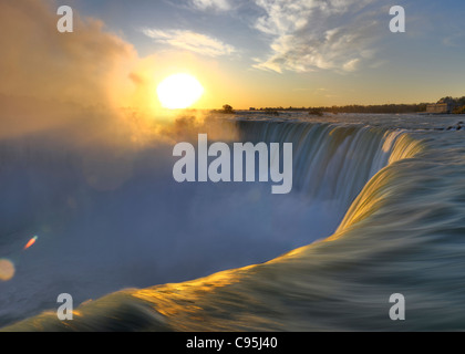 Rande des kanadischen Horseshoe Niagara Falls bei Sonnenaufgang. Niagara Falls Ontario Kanada. Stockfoto