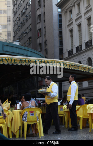 Die Amarelinho Bar und Restaurant im Praça Floriano in Rio De Janeiro, Brasilien Stockfoto