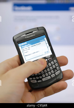 Facebook-Einladung-Bildschirm auf einem Blackberry-Smartphone-display Stockfoto