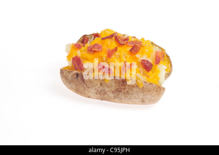 Gebackene Kartoffel mit geschmolzenem Käse und Bacon Bits auf weißem Hintergrund Ausschnitt gekrönt. Stockfoto