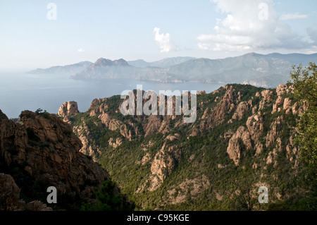 Ein Blick auf Les Calanches, Capo Senino und den Golf von Porto, von der Stadt Piana aus gesehen, an der Westküste der Insel Korsika, Frankreich. Stockfoto