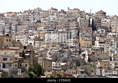 Eine Stadtlandschaft von Hangwohnhäusern mit flachen Betonwohnungen in Jabal al-Weibdeh, nahe der Innenstadt von Amman, im Haschemitischen Königreich Jordanien. Stockfoto