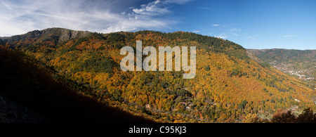 Ein Panoramablick auf die Berge in der Nähe von Poço Inferno, Serra Da Estrela, Manteigas, Portugal, gekleidet in herbstlichen Farben Stockfoto