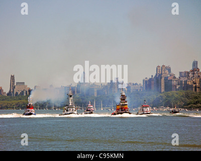 Schlepper-Rennen auf dem Hudson River in New York City Stockfoto