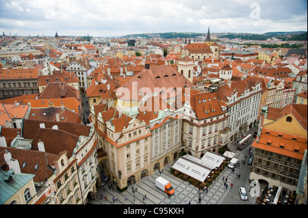 schönes Panorama der roten Dächer in Prager Altstadt Stockfoto