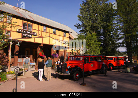 Roter Bus des Glacier National Park vor dem historischen Isaak Walton Gasthaus südlich von Glacier Nationalpark in Montana Stockfoto