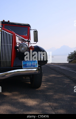 Roter Bus der Glacier Nationalpark geparkt vor Lake mcdonald Stockfoto