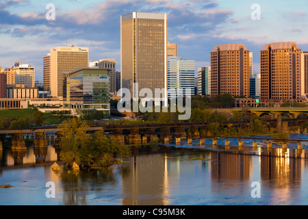 Skyline von Richmond, Virginia, auf dem James River Stockfoto