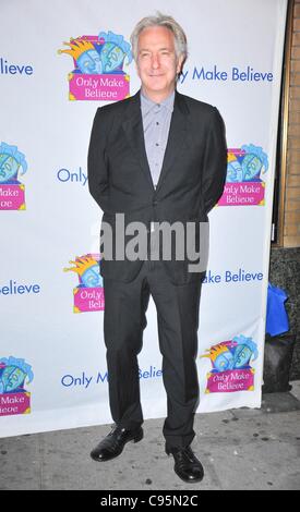 Alan Rickman bei der Ankunft für nur machen glauben On Broadway 12. jährliche Gala, The Shubert Theatre, New York, NY 14. November 2011. Foto von: Gregorio T. Binuya/Everett Collection Stockfoto