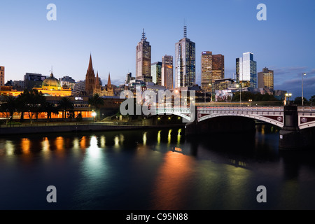 Blick über Yarra River City Skyline in der Abenddämmerung.  Melbourne, Victoria, Australien Stockfoto